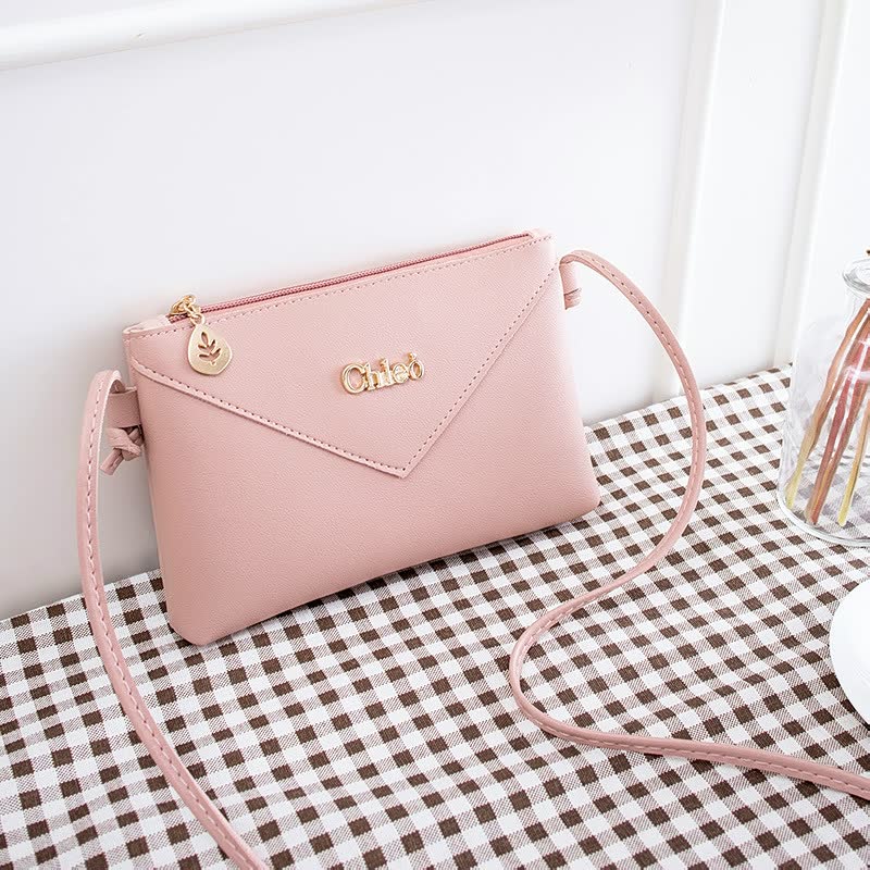 Rosa Damenhandtasche aus Leder mit goldenen Details, Umhängetasche, modisch, elegant.