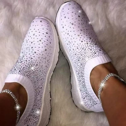 Weiße Damen-Sneaker mit Strass, Strickmaterial, modisch, bequem, auf weißem Hintergrund.