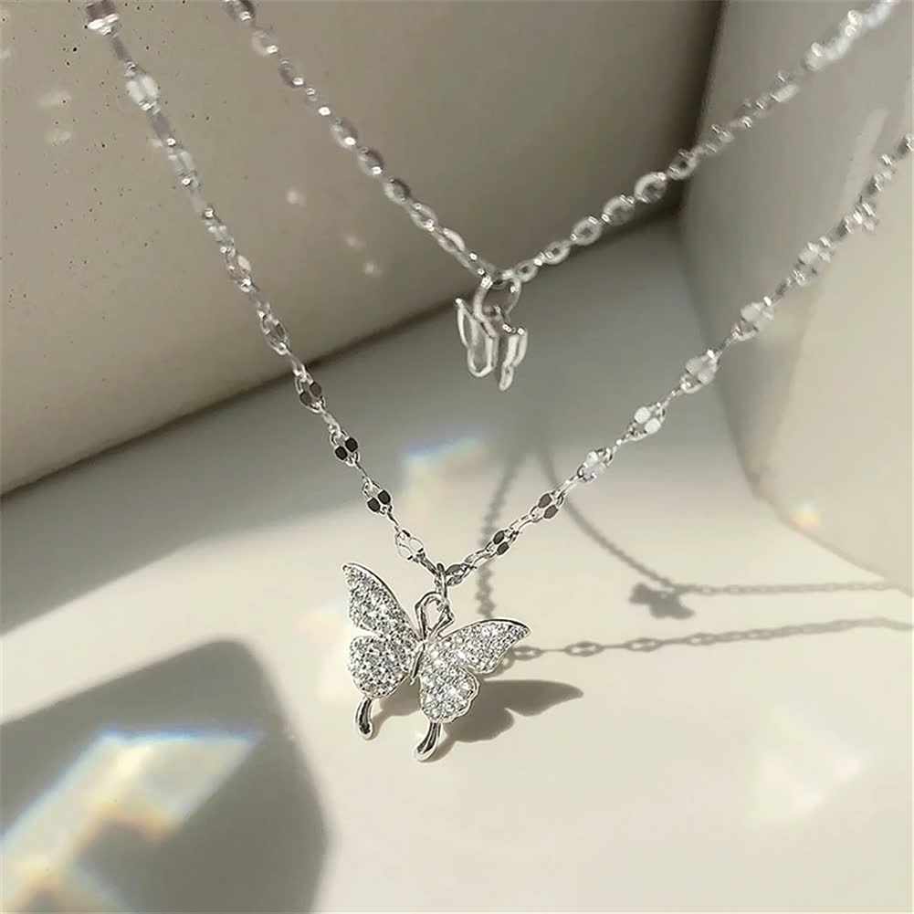 Silberne Schmetterlingskette mit Strasssteinen, eleganter Schmuck, Damenaccessoire.