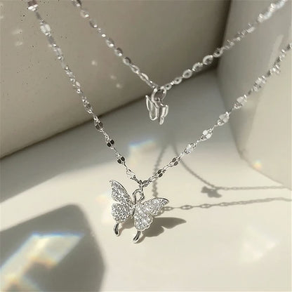 Silberne Schmetterlingskette mit Strasssteinen, eleganter Schmuck, Damenaccessoire.