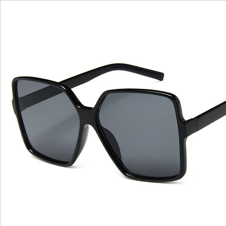 Schwarze eckige Sonnenbrille, Unisex, UV-Schutz, modisches Accessoire, Kunststoffrahmen.