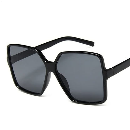 Schwarze eckige Sonnenbrille, Unisex, UV-Schutz, modisches Accessoire, Kunststoffrahmen.