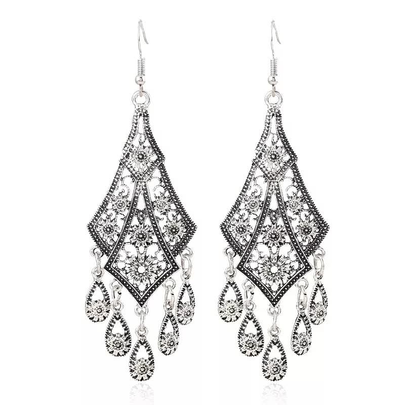Silberne filigrane Ohrringe mit Tropfenanhängern, elegantes Design, Modeschmuck.