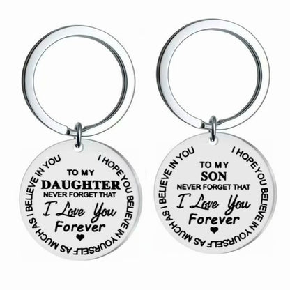 Zwei silberne Schlüsselanhänger mit Gravur "To My Daughter/Son, I Love You Forever".