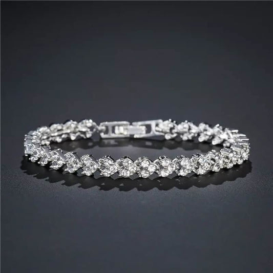 Silbernes Tennisarmband mit Diamanten, elegantes Schmuckstück, luxuriöses Accessoire, Geschenkidee.