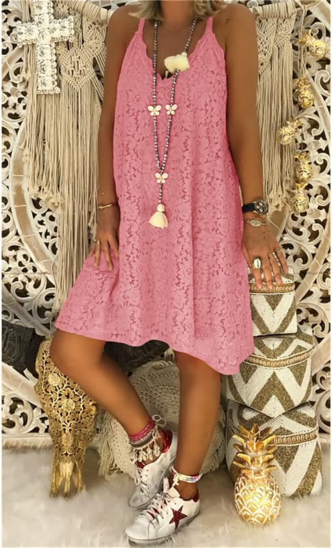 Frau in rosa Spitzenkleid, weiße Sneakers, Boho-Dekor, Sommermode, lässiger Stil.