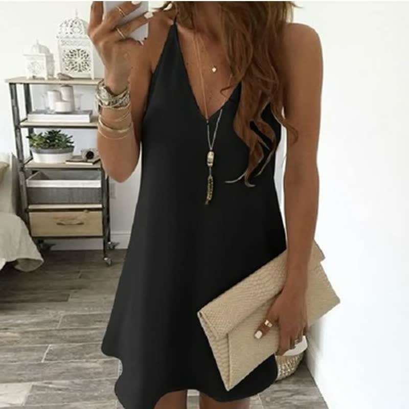 Frau in schwarzem Sommerkleid mit beiger Clutch, modisch, elegant, Freizeitkleidung.