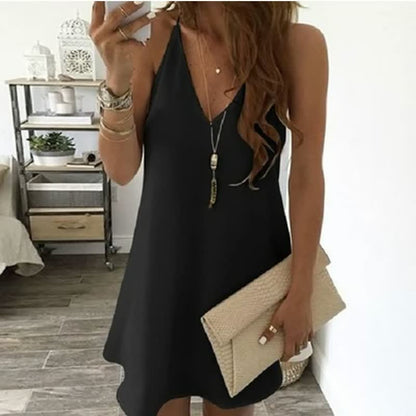 Frau in schwarzem Sommerkleid mit beiger Clutch, modisch, elegant, Freizeitkleidung.