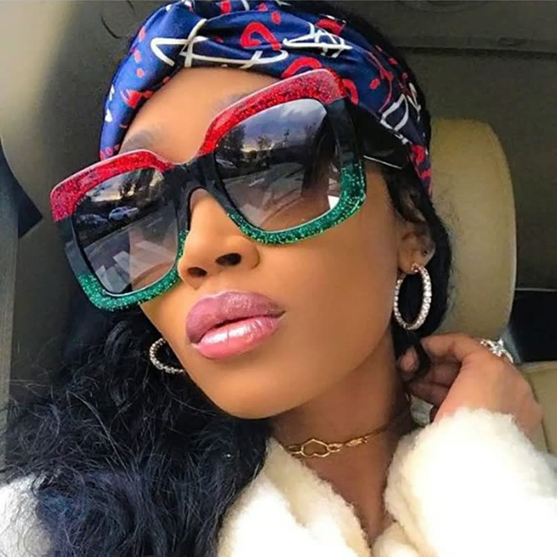 Frau mit großen, bunten Sonnenbrillen und Kopftuch im Auto, modisches Accessoire.