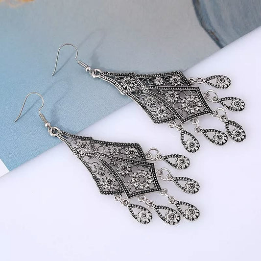 Silberne Vintage-Ohrringe mit filigranem Muster und Tropfenanhängern, Schmuckaccessoire.