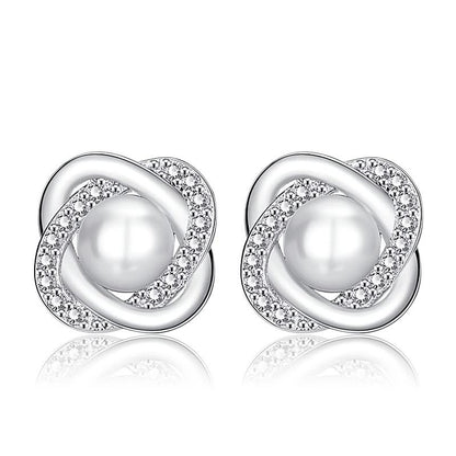 Silberne Ohrringe mit Perlen und Kristallen, eleganter Schmuck, Damenaccessoire.