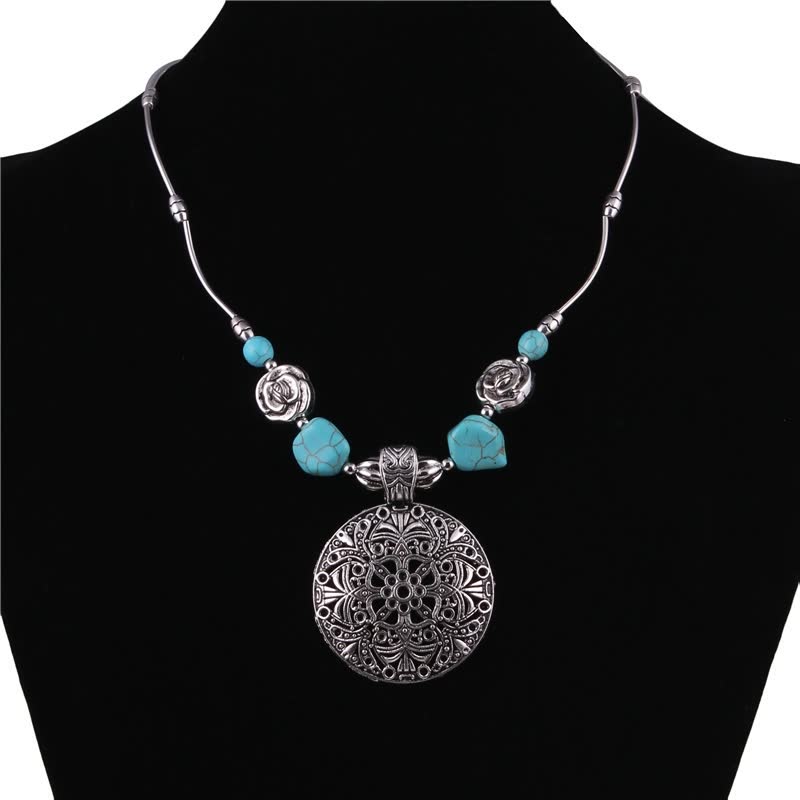 Silberne Halskette mit türkisfarbenen Perlen und filigranem Medaillon, Modeschmuck Accessoire.