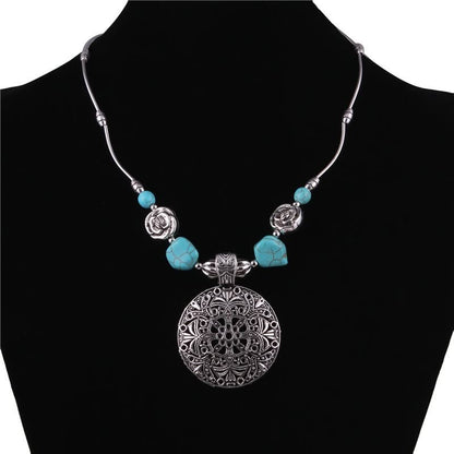 Silberne Halskette mit türkisfarbenen Perlen und filigranem Medaillon, Modeschmuck Accessoire.