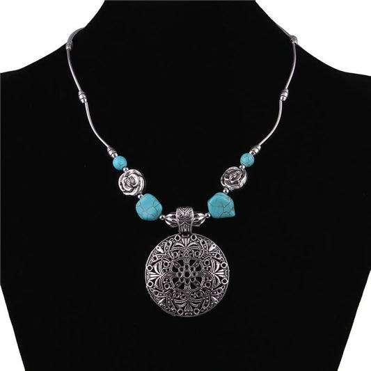 Silberne Halskette mit türkisfarbenen Perlen und filigranem Medaillon, Modeschmuck Accessoire.