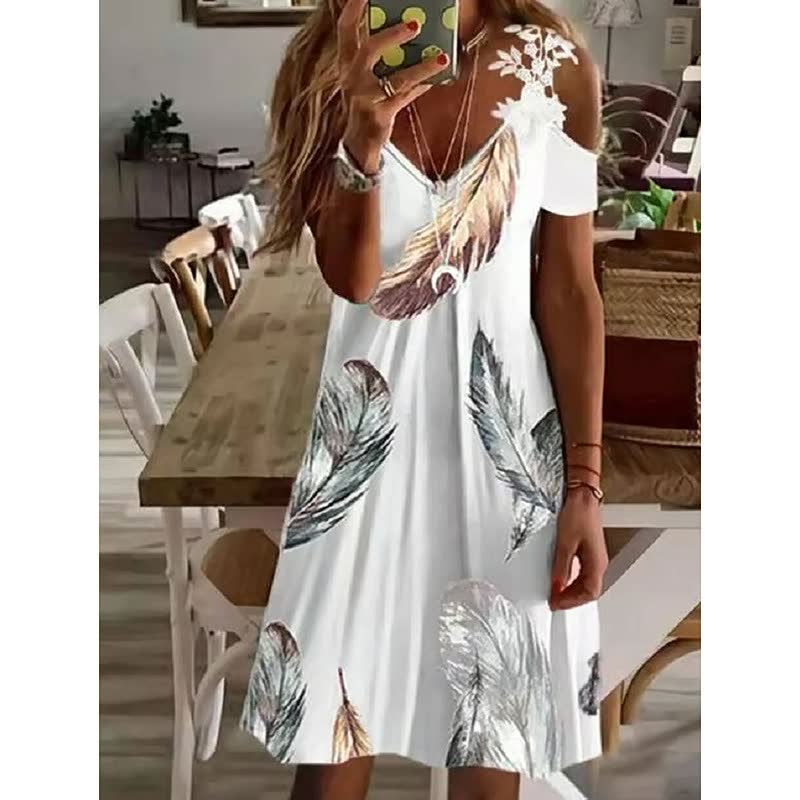 Frau in weißem Sommerkleid mit Federprint, schulterfrei, lässig, modisch, im Esszimmer.