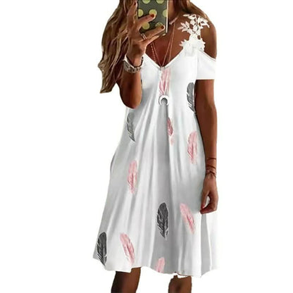 Frau in weißem Sommerkleid mit Federprint, schulterfrei, lässig, modisch, Handy in der Hand.