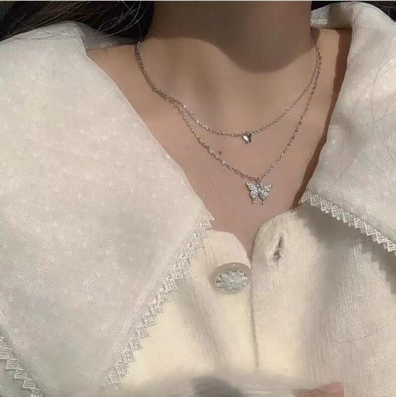 Damen Halskette mit Schmetterlingsanhänger, Silber, doppellagig, elegantes Design.