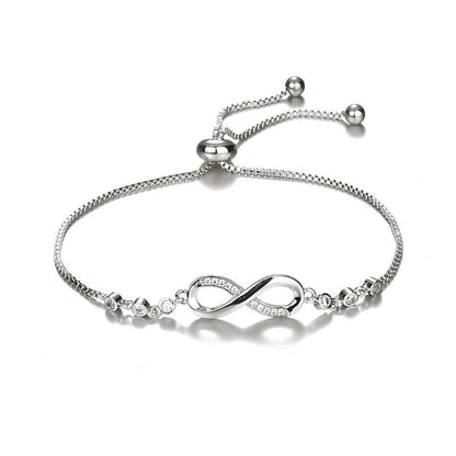 Silbernes Unendlichkeit-Armband mit verstellbarem Verschluss und Zirkonia-Steinen.