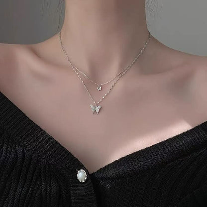 Doppelte Schmetterlings-Halskette aus Silber, eleganter Schmuck für Damen, modisches Accessoire.