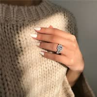Damenhand mit Diamantring, Strickpullover, eleganter Schmuck, stilvolles Accessoire.