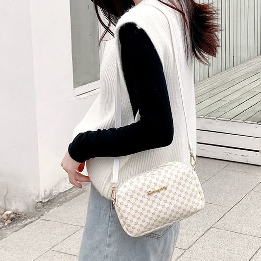 Damenhandtasche weiß mit Muster, Umhängetasche, modisch, elegant, Alltagsgebrauch, Accessoire.