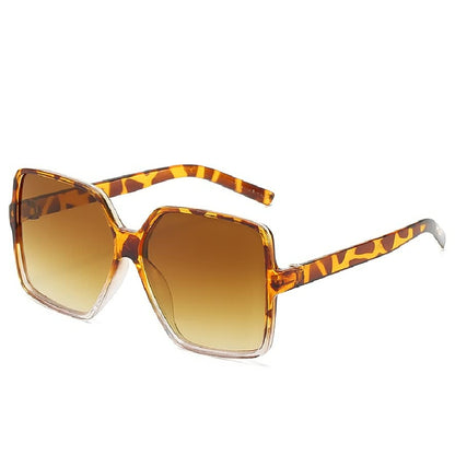 Braune, eckige Sonnenbrille mit Schildpattmuster, UV-Schutz, modisches Accessoire.