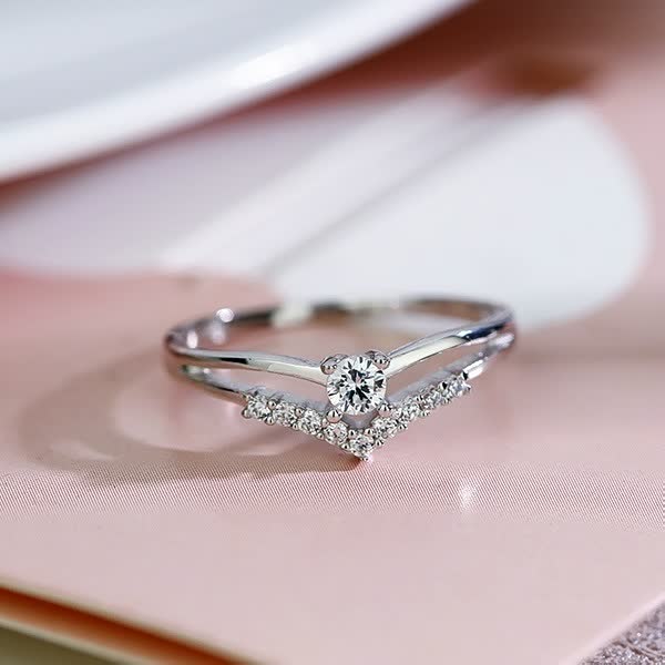 Silberner Verlobungsring mit Diamanten, elegantes Design, funkelnder Schmuck für Hochzeiten.