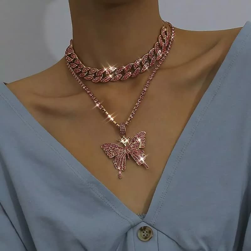 Funkelnde rosa Schmetterlingskette und Halskette, Damenmode, eleganter Schmuck, Nahaufnahme.