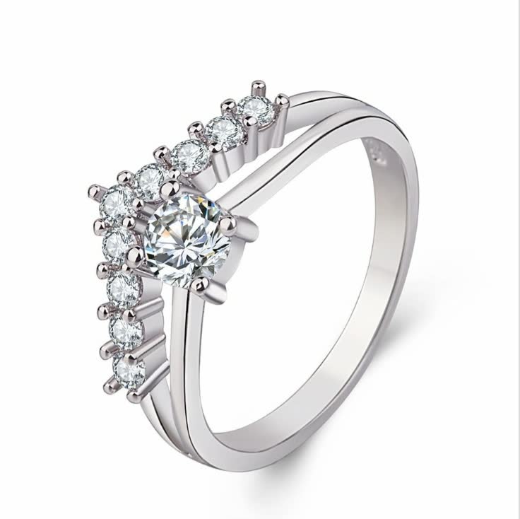 Silberner Verlobungsring mit Zirkonia-Steinen, elegantes Design, funkelnder Schmuck.