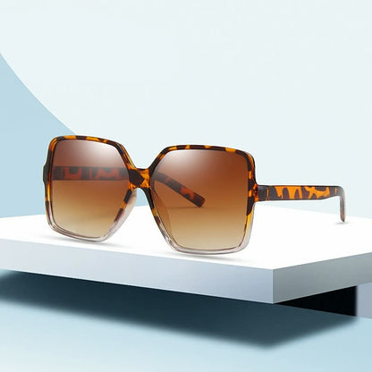 Braune Damen-Sonnenbrille mit eckigem Gestell, Schildpattmuster, UV-Schutz, modisch.