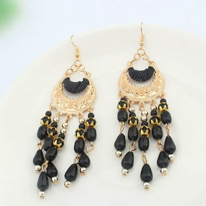 Goldene Ohrringe mit schwarzen Perlen, orientalisches Design, Modeschmuck, Damenaccessoire.