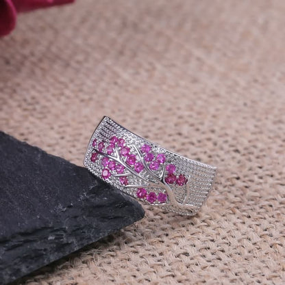 Silberner Ring mit rosa Kristallen, florales Design, Schmuck, Damenaccessoire, elegantes Geschenk.