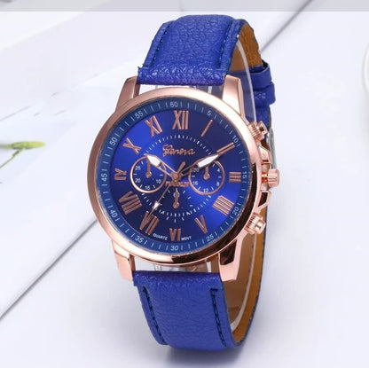 Luxus Herrenarmbanduhr, blaues Lederarmband, roségoldenes Gehäuse, römische Ziffern.
