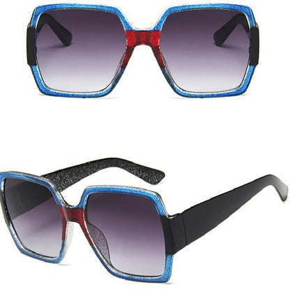 Blaue und rote eckige Sonnenbrille, Glitzerrahmen, UV-Schutz, modisches Accessoire.