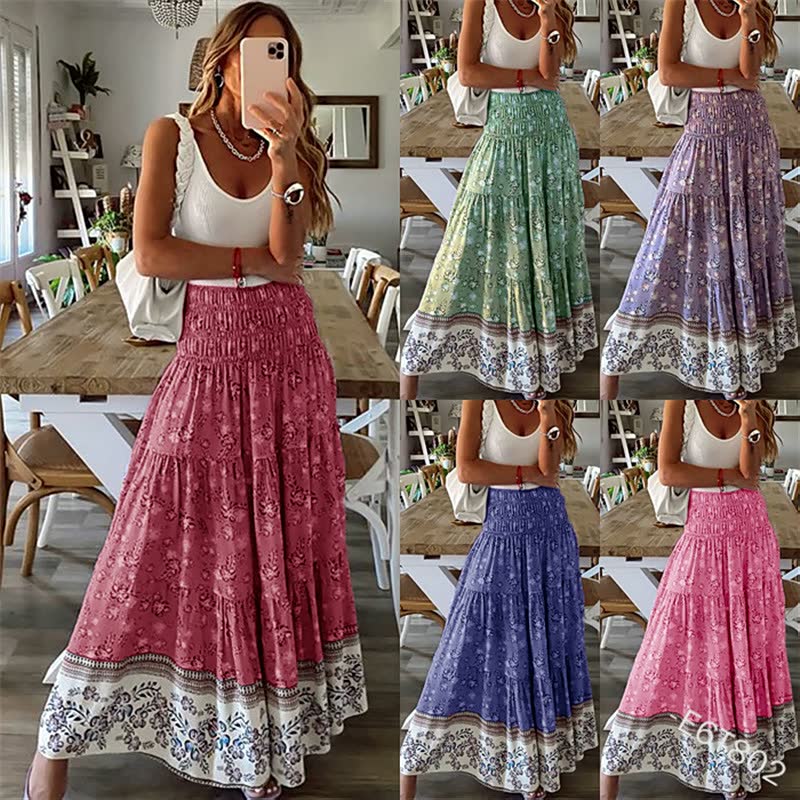 Frau in weißem Top und langem, floralem Boho-Rock in verschiedenen Farben im Wohnzimmer.