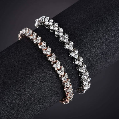 Zwei funkelnde Tennisarmbänder, Silber und Roségold, mit Diamantimitaten auf schwarzem Hintergrund.