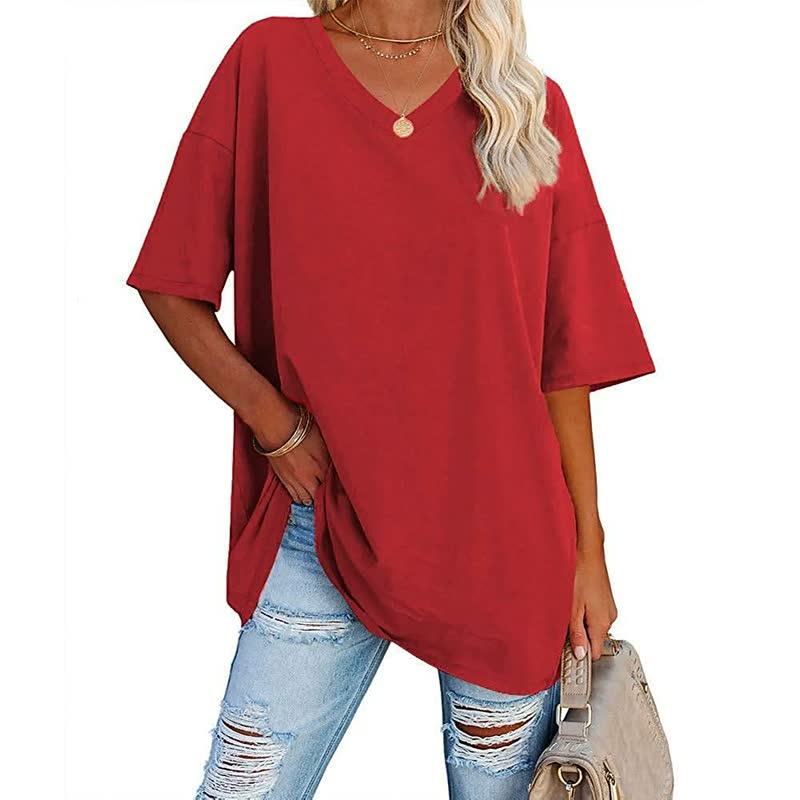 Frau in rotem Oversize-T-Shirt und zerrissenen Jeans, lässiger Look, Mode für Damen.