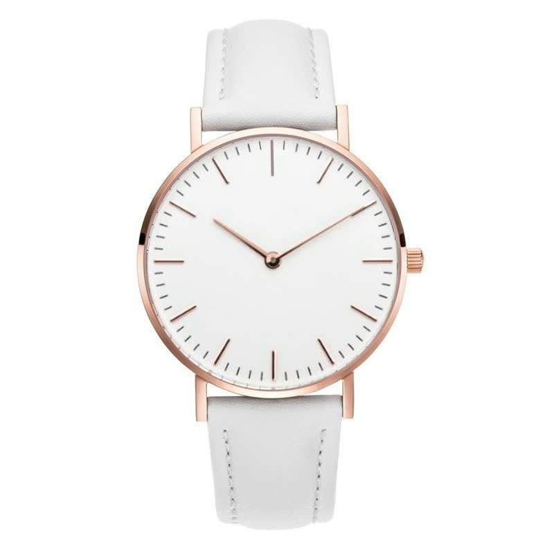 Minimalistische Armbanduhr mit weißem Zifferblatt, roségoldenem Gehäuse und weißem Lederarmband.