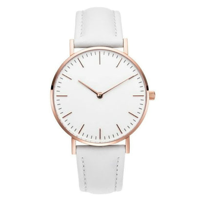 Minimalistische Armbanduhr mit weißem Zifferblatt, roségoldenem Gehäuse und weißem Lederarmband.