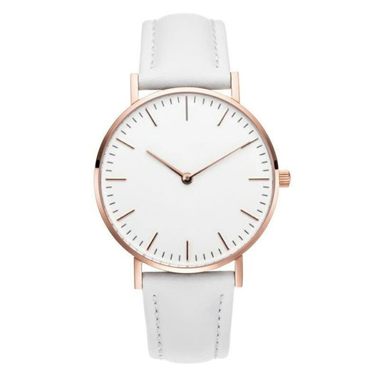 Minimalistische Armbanduhr mit weißem Zifferblatt, roségoldenem Gehäuse und weißem Lederarmband.