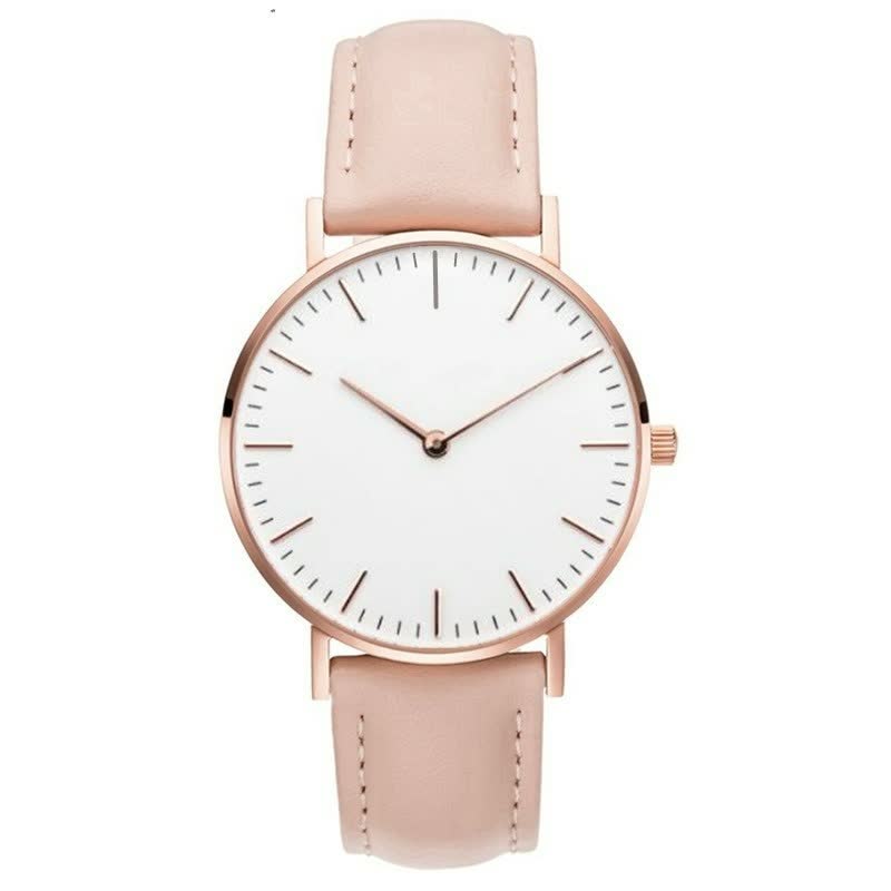 Minimalistische Armbanduhr, roségoldenes Gehäuse, weißes Zifferblatt, rosa Lederarmband.
