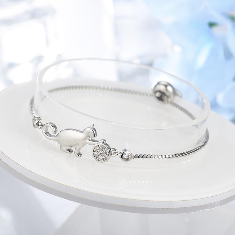 Silbernes Katzenarmband mit Kristallanhänger, elegantes Schmuckstück für Damen.