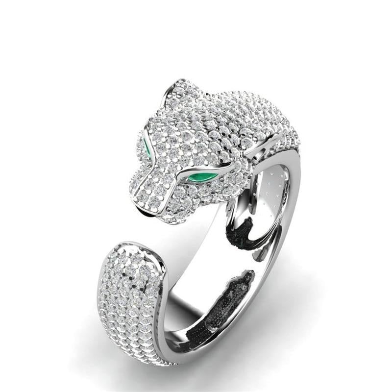 Silberner Panther-Ring mit grünen Augen, besetzt mit Diamanten, luxuriöser Schmuck.