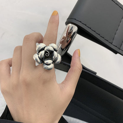 Silberner Blumenring auf Hand, modisches Accessoire, elegantes Design, Damenring.