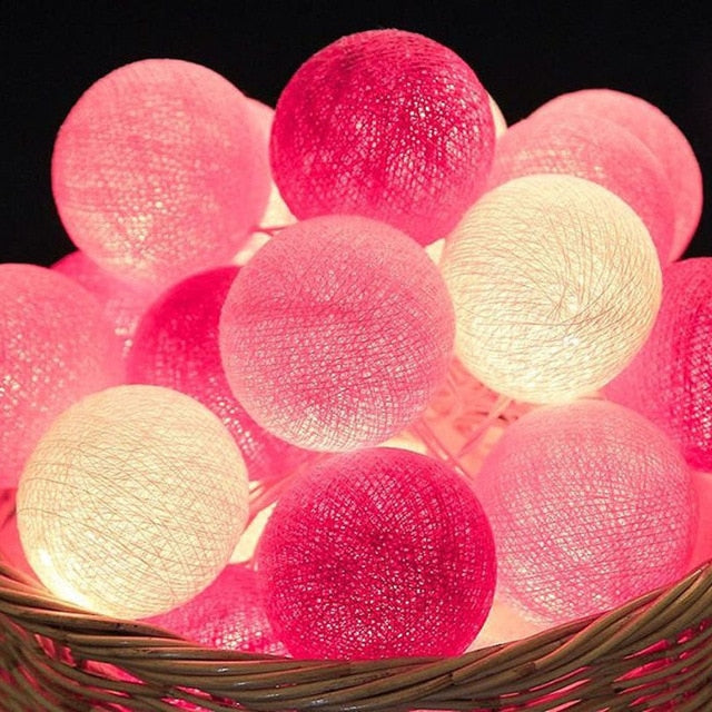 Rosa und weiße LED-Lichterkette aus Baumwolle, dekorative Beleuchtung für Innenräume.