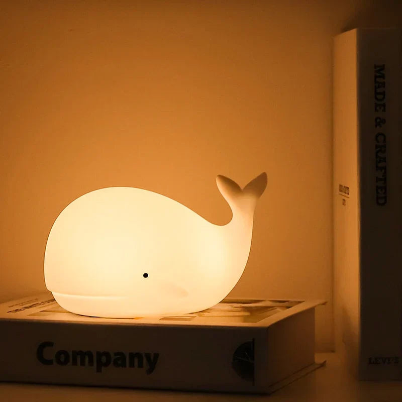 Weiße Wal-Nachtlampe aus Kunststoff auf Bücherregal, Kinderzimmer-Dekoration, LED-Beleuchtung.