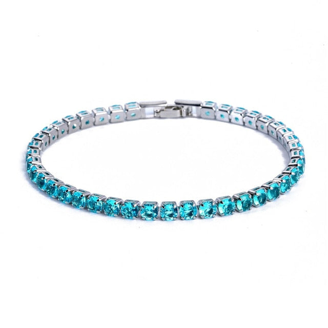 Silbernes Tennisarmband mit blauen Zirkonia-Steinen, eleganter Schmuck für Damen.