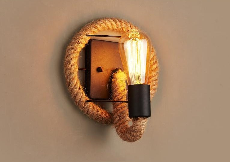 Wandleuchte aus Seil mit Edison-Glühbirne, Vintage-Stil, warmes Licht, rustikale Wanddekoration.
