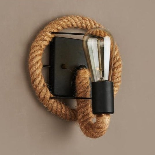 Rustikale Wandleuchte mit Seil und Edison-Glühbirne, Vintage-Stil, schwarzes Metall, Industrial Design.