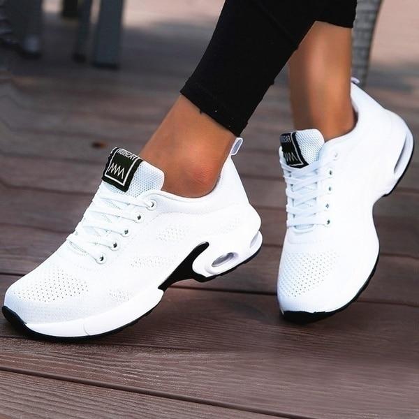 Weiße Damen-Sneaker, atmungsaktiv, mit Luftpolstersohle, ideal für Sport und Freizeit.